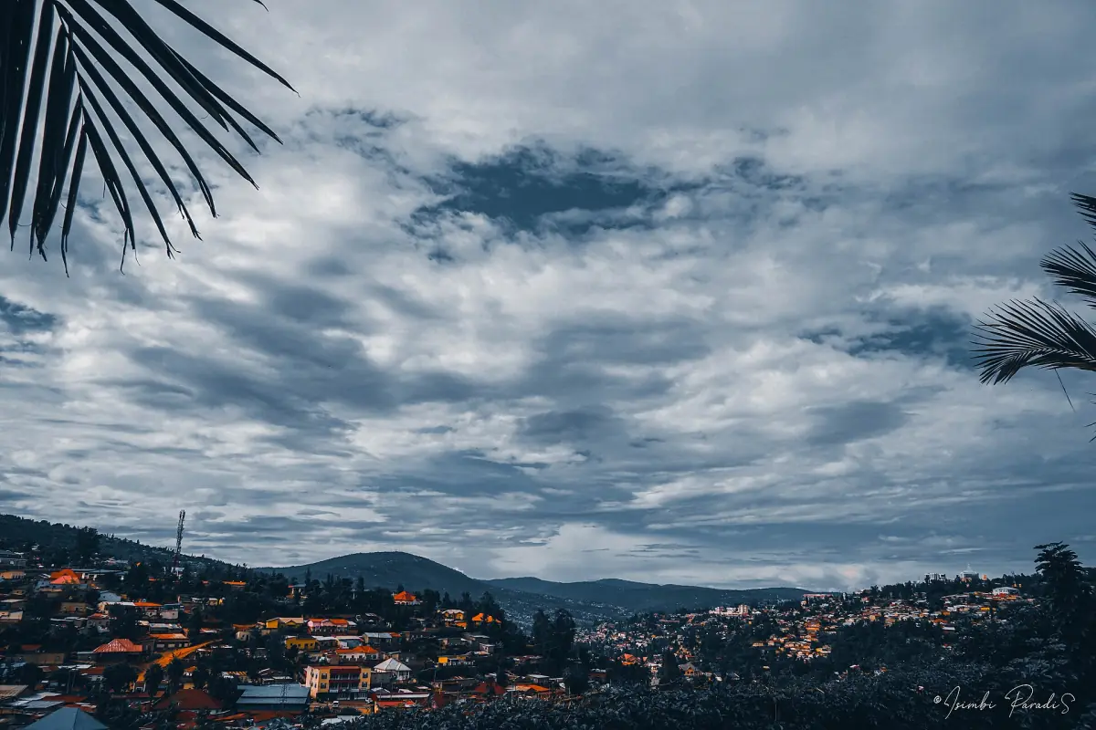 Des maisons sur les collines de Kigali au crépuscule