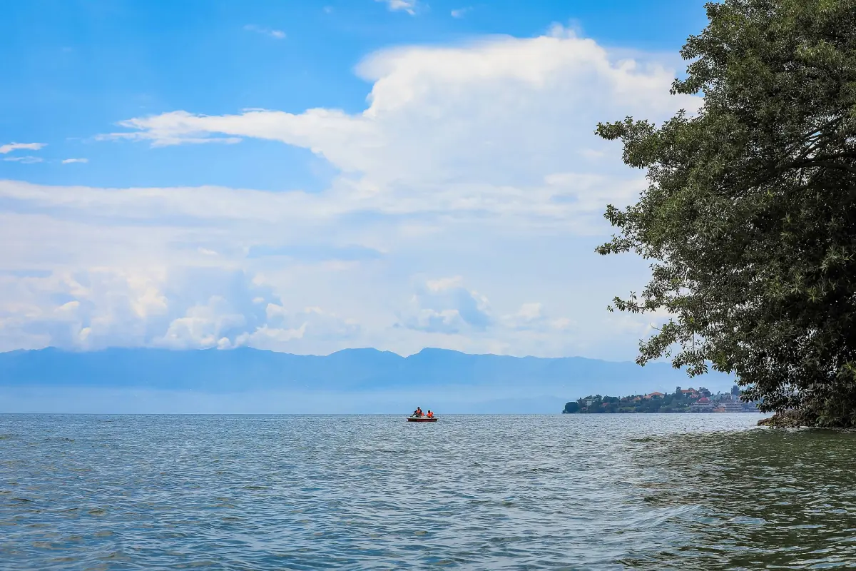 Un petit bateau sur le lac Kivu près de Rubavu