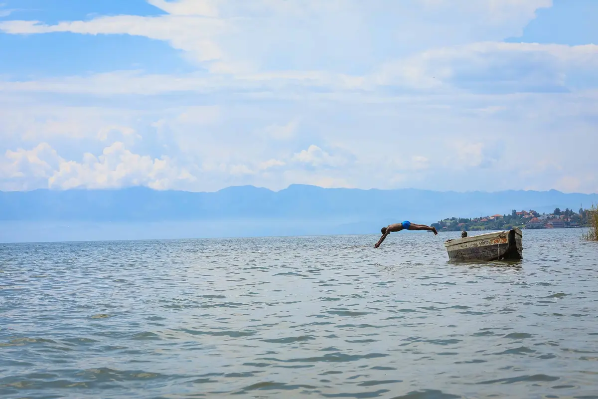 Un nageur plongeant d'un bateau dans le lac Kivu